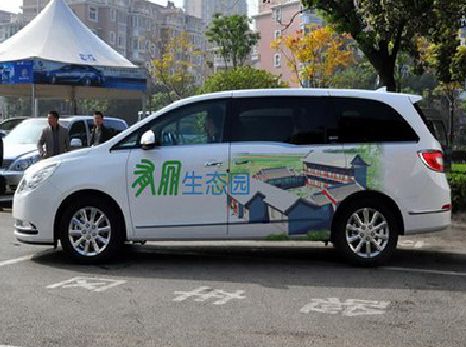 青田户外车贴喷绘如何保持效果?